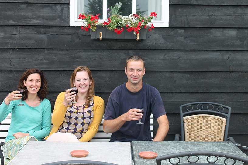 Redacteuren Angela en Esther drinken een glaasje met Richard Boonman van Boonman's Wijnmakerij.